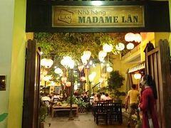 ひと通りホテルを探索したら、タクシーでダナン市街へ繰り出し、マダム・ランで夕食をとりました。

17:30は予約なしでもすぐに入れました。

