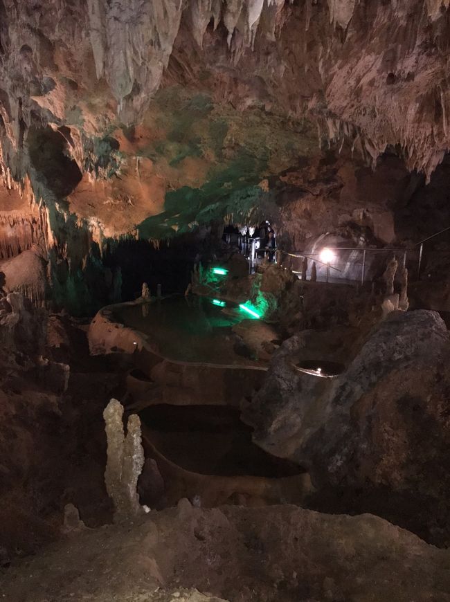 長寿の湖と呼ばれる綺麗な泉です。<br /><br />こちらもライトアップされていました。<br /><br />本島にある「玉泉洞」も行きましたが、こちらの方がコンパクトで見やすいような気がしました。<br /><br />あまり長いと飽きてしまうので、このくらいがちょうど良かったです。