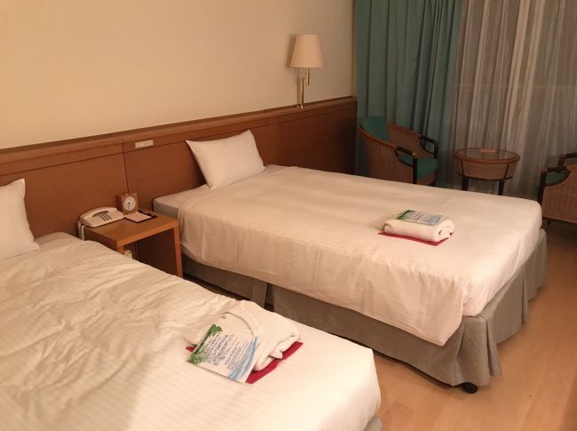 部屋は本館の３階のツインルームでした。<br /><br />夜のチェックインなので外観や造りはよくわかりませんでしたが、本館３階の最上階のようです（といっても３階建てなので）<br /><br />ツアーだから部屋指定は期待してなかったのですがオーシャンフロントのようでした。<br /><br />ベットが２基あってサイズ幅が若干違いました。<br />手前の方がやや狭くなっています。<br />（シングルよりやや広めくらい）