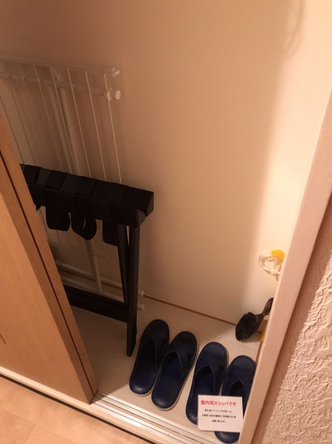 ドアのすぐ脇がスリッパなど。<br />幅がないのでクローゼットの役割はなく、壁のハンガーかけに掛けておく感じでした。<br />金庫もありました。