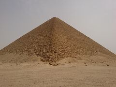 こちらは赤のピラミッド。高さは104メートルで3番目に高いピラミッドとのこと、綺麗な形をしていますが少なくとも赤い印象は全く受けませんでした。
