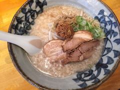 さてさて、待ちに待った昼食！！
事前に調べておいた「麪家 ひばり」へ
松江城のグルメまとめサイトのほとんどに出ていたので、気になったお店です。

魚介系豚骨で深い味わいのスープが中太麺に絡み、美味しかったです(･´ω`･)