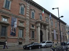 Pinacoteca di Brera(ブレラ絵画館)

ガッレリアから徒歩数分、まずか絵画館へ。1階を彷徨っていたら、美術館は2階だよと…1階は美術学校のようで、授業をやってました。くれぐれもお間違え無きよう。