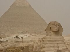 教科書で見た写真そのままの光景が目の前に広がりテンションアップです。後ろはカフラー王のピラミッドです。