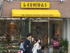 あっ　外堀通りに　
大好物の　Leonidas　の　
ショップを発見

イギリスに住んでいた時は　
ゴディバのチョコより　
みんなに好かれていた気がします

日本ではあまり聞かなかったのに　
いつの間にか　アメーバーのように増殖中

神楽坂のそばにも
お店ができている！