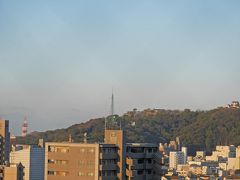 朝起きて、カーテンを開ける。
外は青空だ！ヽ(´ー｀)ノバンザイ！！右にちっちゃく松山城も見える。