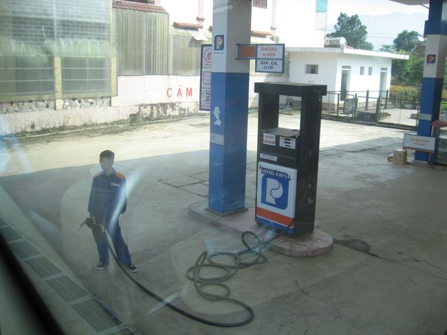 途中で給油、ホースが異常に長い。