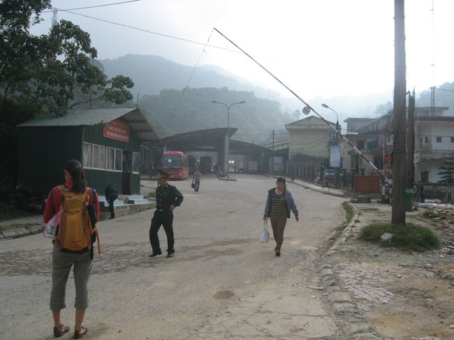 正面の小屋には銃ありました。