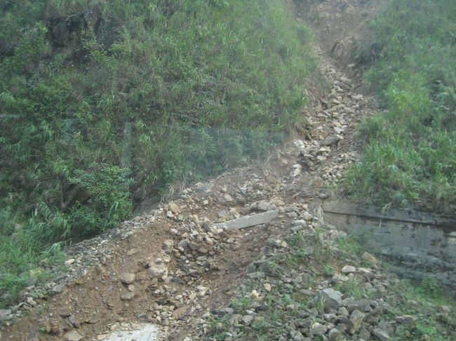 土砂崩れ１　もし通行止めだったら大変だったかもです。