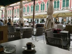 ルネサンス風回廊が美しいレプブリカ広場で、カプチーノを飲みながら休憩