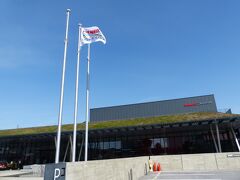 9時。
車で2分くらいの場所にある「ヤンマーミュージアム」に着きました。
開館は10時からなので、私たち夫婦以外まだ誰もいません(苦笑)。

時間まで仮眠したり、外周の写真を撮ったりします。