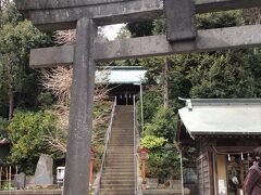 冨塚八幡宮の鳥居です。奥の階段の上に拝殿が見えます。こじんまりした神社ですが、平安時代から続く由緒のある神社です。