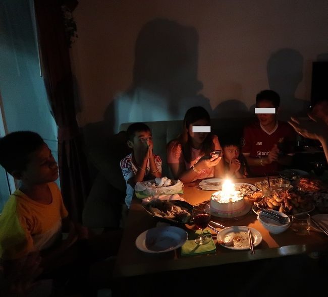 ハッピーバースデー<br />子供たちは翌日もコンドーのプールで楽しく遊んで夕刻には家路に着いたと連絡してきた。