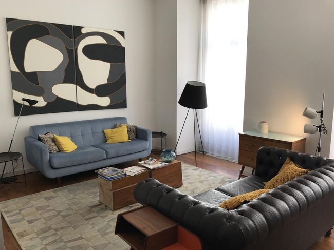 このホテル、各フロアにあるかどうかは定かではありませんが、このように宿泊客が寛げるリビングルームのような部屋が宿泊部屋とは別にあります。長期滞在の人には良いかもしれませんね。ホテルだからキッチンとかはありませんけど。