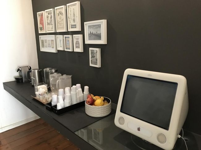 またそのリビングルームの横に水、お茶、フルーツ、クッキーと軽食が置いてあるコーナーがあり、宿泊客はフリーで頂けます。これは良いサービス。なので滞在中水を１回も買わずに済みました。<br />隣に置いてあるiMacがレトロで良かったです。