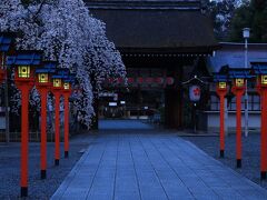 5：50　平野神社

4時起床。
予定を変更して早朝の平野神社に来てみた。
早咲きの「魁（さきがけ）」が見頃。


拝観料　無料
駐車場　有り