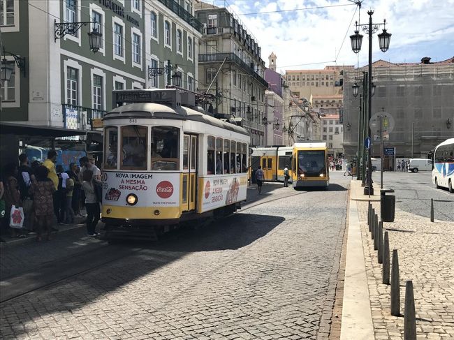 チェックインして暫く休んだ後、リスボンの街の散策を開始！路面電車。早速リスボンらしい風景に出会えました。