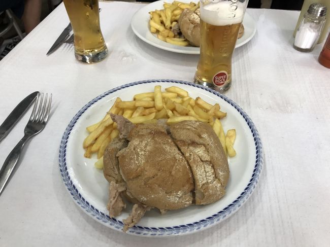 ポルトガルB級グルメ。ビファーナです。豚肉を煮込んだものをパンで挟んでいます。美味い！外は暑いしビールが進みます。<br /><br />因みにカザ・ダス・ビファーナというお店。客層はローカルがたくさん。ローカルはカウンター越しに立ったままビファーナ等を食べています。<br />