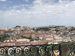 坂を登りきると展望台に到着。
そう、ここが某消臭剤のCMでミゲル君という男の子が歌っていた場所です。
残念ながら我々が行った時は改修中で手すりの所まで出れませんでした。手すりの前にある格子越しに一生懸命撮りました。