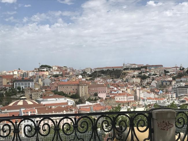 坂を登りきると展望台に到着。<br />そう、ここが某消臭剤のCMでミゲル君という男の子が歌っていた場所です。<br />残念ながら我々が行った時は改修中で手すりの所まで出れませんでした。手すりの前にある格子越しに一生懸命撮りました。