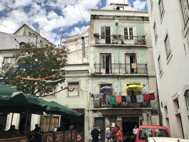 結構な階段を登って行きます。