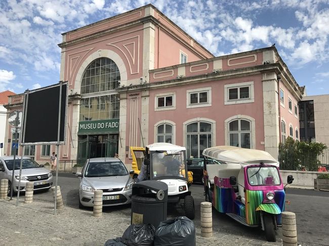 ロシオ駅まで戻って地下鉄でテレイド・ド・パソ駅まで行き、そこからアルファマ地区まで歩きました。<br />ファド博物館です。中には入りませんでした。