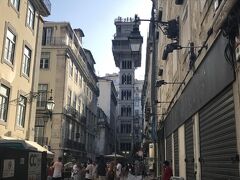 一度ホテルに戻り休憩後、夕食のため街中へ。