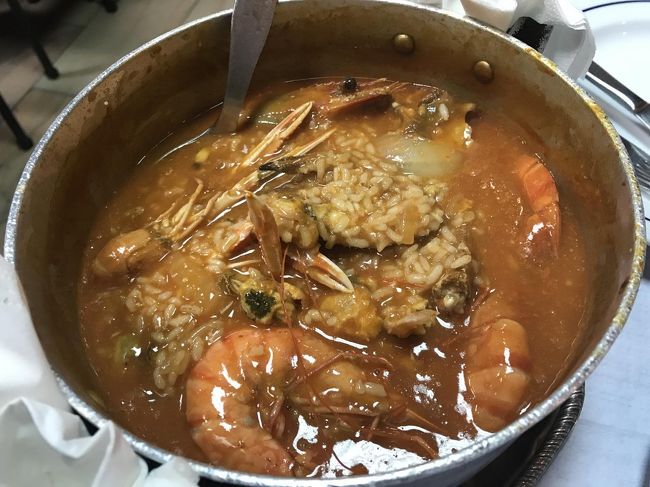 お目当のシーフドリゾットは噂通り美味！味も優しく日本人好み。しかも安いんです！<br />ただ良い事ばかりではなく、お店の接客は決して良いとは言えません。給仕はかなり高齢のお爺さんが一人でやっており、この人英語全く話せない。無愛想だし、注文は１回切りと言う。観光客が多い店ではありますが、初めて訪れるとかなり戸惑うと思います。