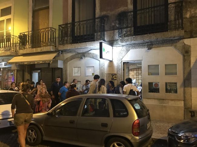 食べ終わった後ですが、こんな感じで行列です。１回目で入店出来ないと結構待たされそう。