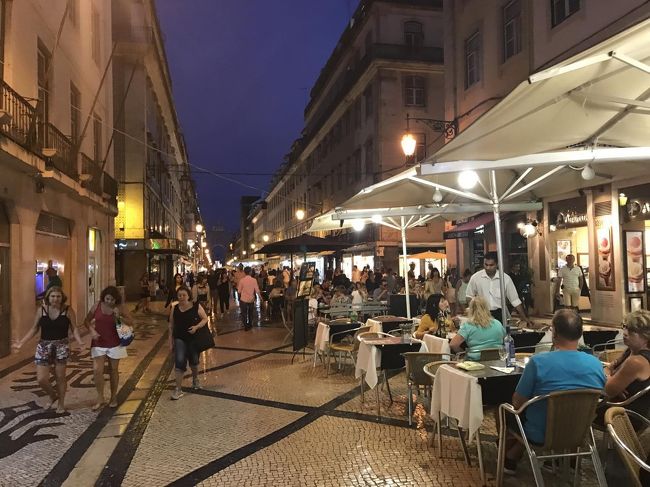 ヨーロッパの夏は夜も開放的で良いですね。リスボン初日はこれにて終了。<br /><br />明日はベレン地区へ向かいます。