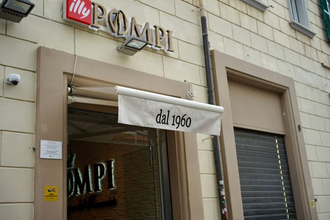 ナポリへ向かう時間まではまだ余裕があるので、ティラミスを食べにメトロに乗って大好きな『POMPI』へ。