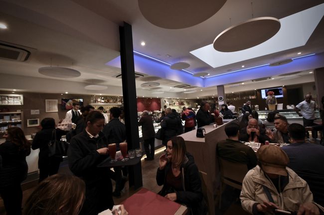 前に来た時よりあか抜けた内装になってる。ファーストフードっぽい。お客さんでいっぱい。