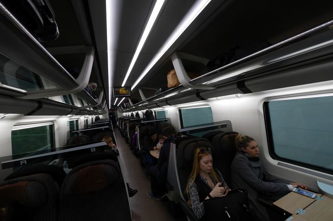 テルミニ駅に戻り、インターシティでナポリ中央駅へ。安定の10分遅れで出発。他の便は60分遅れとか出てたよ。イタリアの電車旅は心臓に悪い。