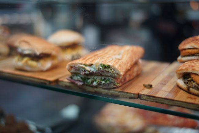 夕飯はホテル近所のデリカテッセンでパニーニ。パン生地に油が染み込んでいてかなりモタれる…見た目は美味しそうだったのにな。もう寝る。