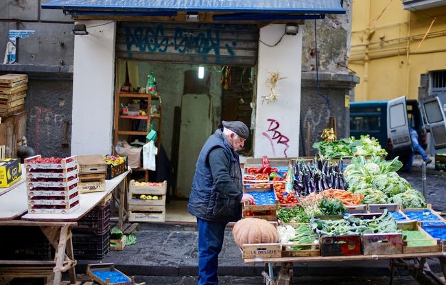翌朝ナポリをブラ散歩。かなりゴミゴミした街でソソられます。
