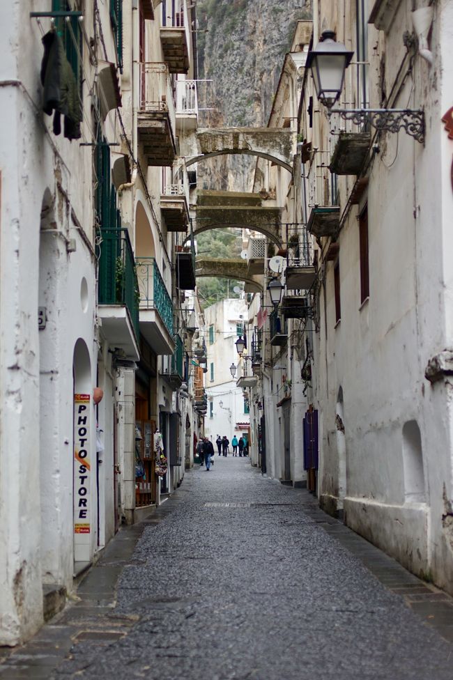 朝の散歩後、アマルフィへ…悲しいことに雨模様。