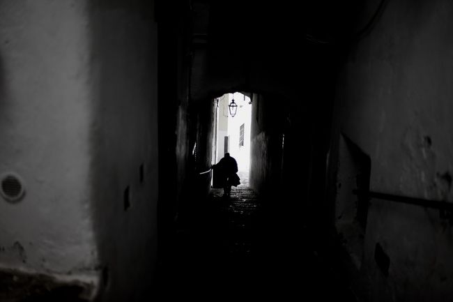 暗いトンネルの向こうからおじさんがこっち見てます。