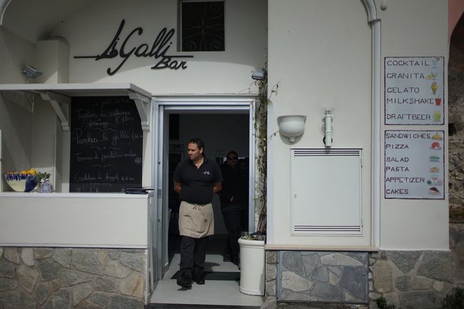 お目当のレストランが4月までお休みとのことで(冬季はしょうがないらしい)。そのまま歩いていたら、やってるお店発見。『Li Galli Bar Bistro』。この時期やってるってことは良いお店？ 隙をついて営業しないとやって行けないお店？