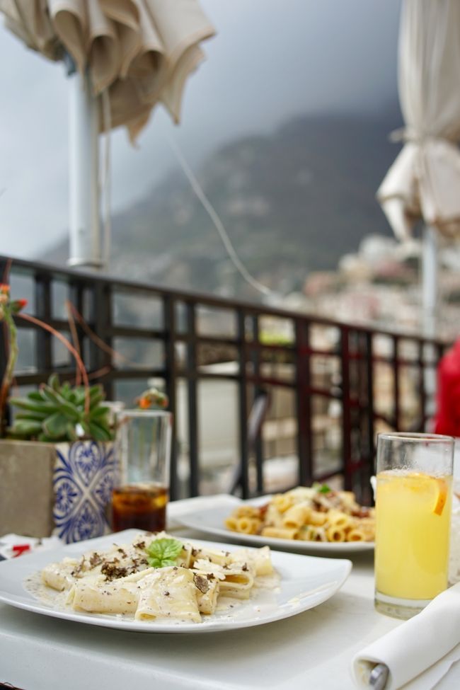 この景色を見ながら食べたかったのよ。しかし不穏な雲行き…