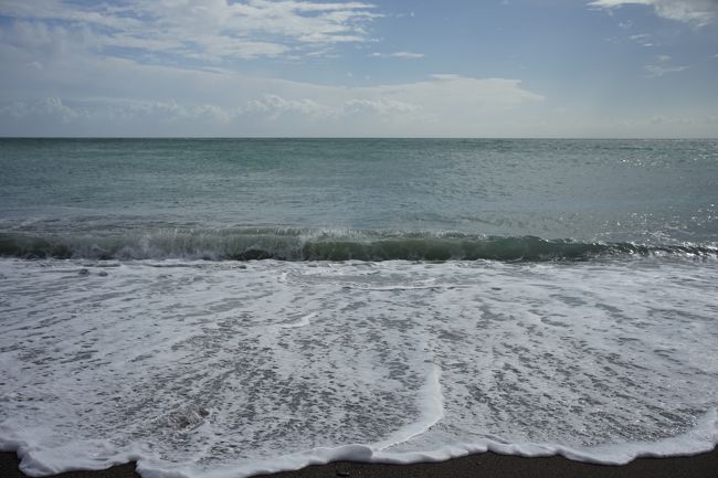 ビーチへ降りてみる。寒いけど。