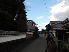 　次の観光は、国指定史跡で世界遺産だという萩城下町の散策です。
　15時頃から、添乗員さんの案内で、配布してくれたマーカー入りのコピー地図に従って街を歩き始めました。
　なお、萩は、毛利家が、慶長9（1604）年に萩築城を建設して以来、文久3（1863）年に毛利敬親が幕府に無許可で山口城に移すまで（山口移鎮）藩庁を置いた場所です。