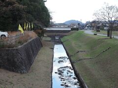 　旧町人地と旧上級武家地（三の丸）の境ともいえる外堀です。
　上に示したように、萩市の地図には、内堀・外堀の跡がくっきりと残っています。堀と石垣を破壊して学校や運動公園等に変えてしまった多くの城跡と違い、縄張りは殆ど手つかずに残っていると期待しました。ですが、この外堀は埋め立てて道路にしてしまったため、真っ直ぐに掘り込んだことは判りますが、構造は判りません。