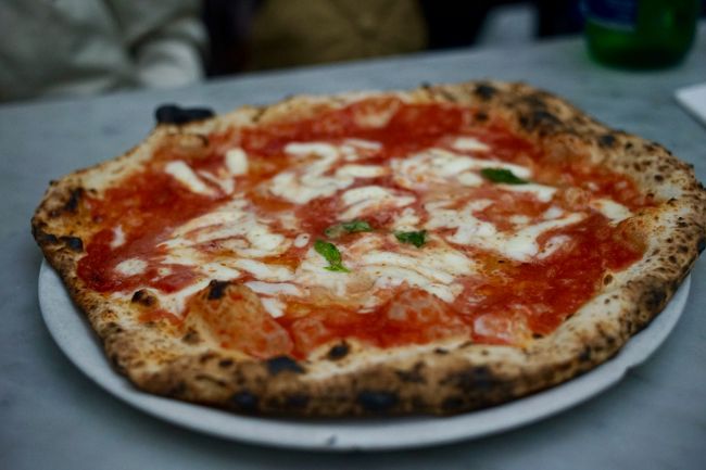 二人で分けて食べるのにはベストサイズかな。味は美味しかった！ けど、想像通りというか、はずしようが無いというか、感動的では無い。隣のご夫婦が『これがミディアム？』と聞いてきた。おそらく英語で。<br /><br />明日はナポリをたっぷり練り歩く予定！