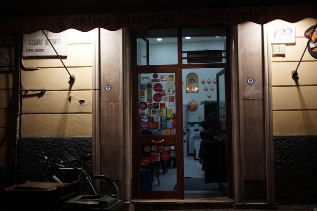 ナポリに戻り、夕飯はやっぱり定番のマルゲリータで行きたいところ。お店も人気のお店『Antica Pizzeria da Michele』。