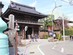 さて、今日の本命、本覚寺。
鎌倉駅から徒歩の場合、裏口から境内に入ることになる。
本来は、妙本寺側の山門から・・・