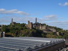 駅舎の向こうに見えるのが「エディンバラ城」。
絶景です！