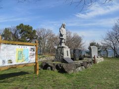 自転車で坂本地区に戻りました。
坂本城跡です。
石田三成の銅像があります。

坂本城は水路の琵琶湖と比叡山との
間というい
要衝を抑える意味があったらしい。
