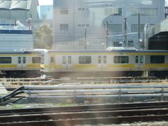 新宿駅を出発し、中央快速線を西に向かいます。
中野駅手前にある中野電車区です。総武線各駅停車の車両が留置されています。

白くぼやけていますが、これは撮影している自分の手です。