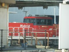 八王子駅でもツアー客を乗せます。
構内には、JR貨物所属のHD300形ハイブリッドディーゼル機関車が単機で留置されていました。