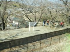 勝沼ぶどう郷駅には旧勝沼駅のホームが残されていて、散歩が出来るようになっています。